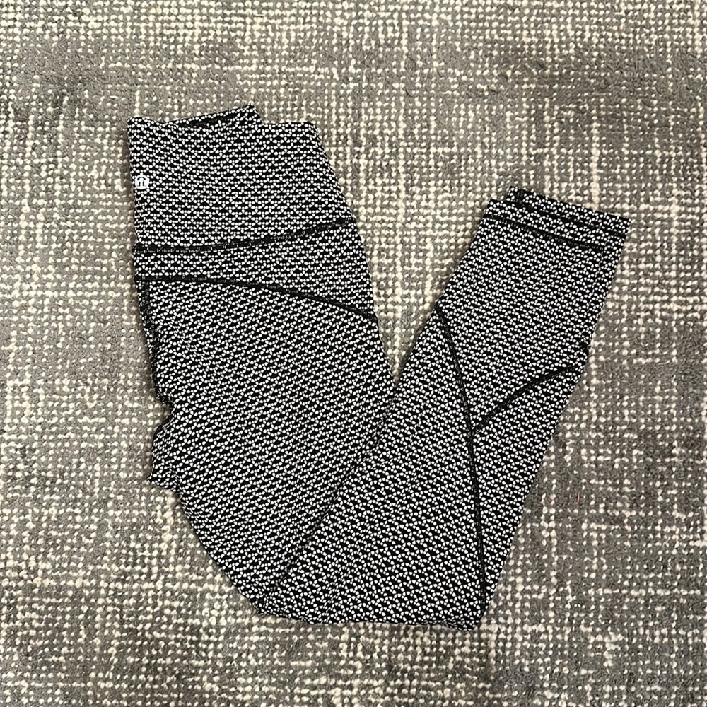 Black and white lululemon leggings